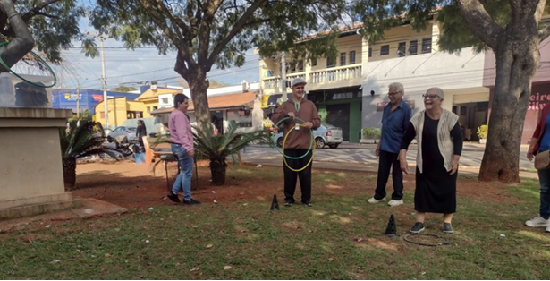 Oficina de bambolês na praça